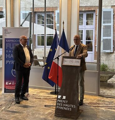M; le prefet sur le pupitre produit par des élèves